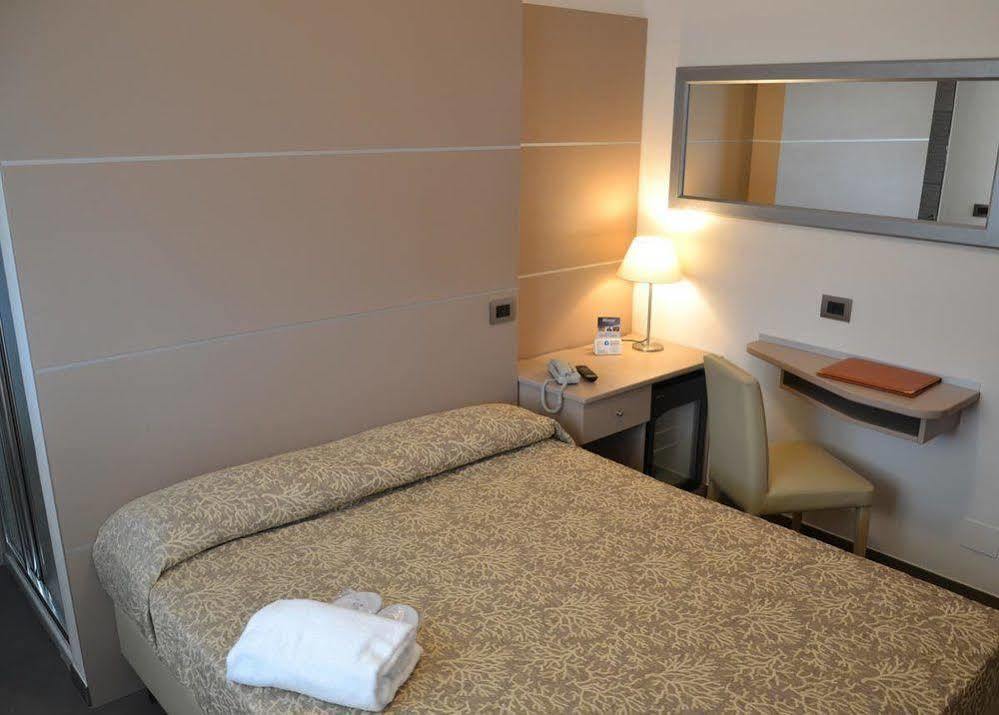 Hotel Tiffany Marina di Massa Εξωτερικό φωτογραφία