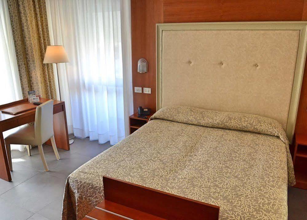 Hotel Tiffany Marina di Massa Εξωτερικό φωτογραφία