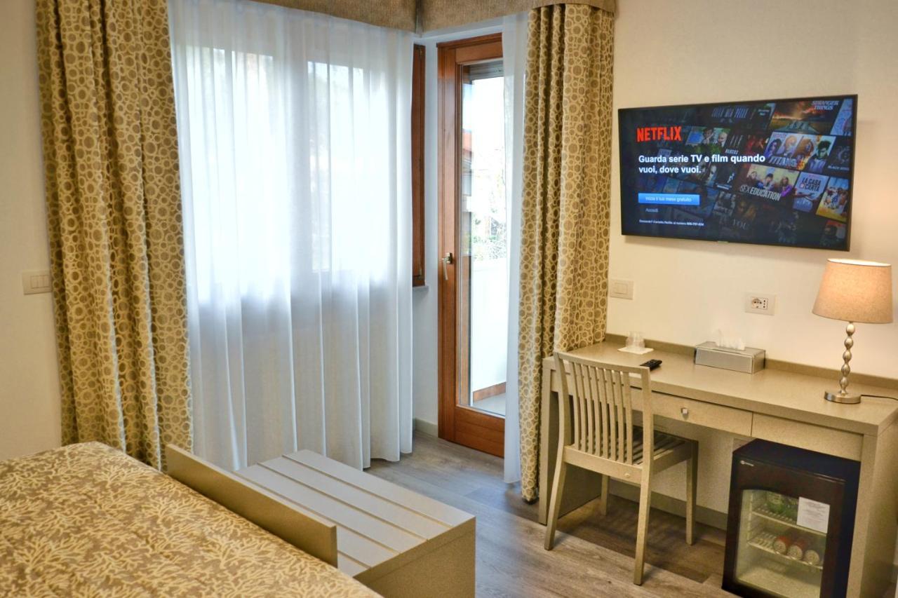 Hotel Tiffany Marina di Massa Εξωτερικό φωτογραφία